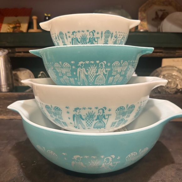 Pyrex set of 4 Vintage Amish Butterprint turquiose and white Mixing Bowls - Picture 1 of 5
